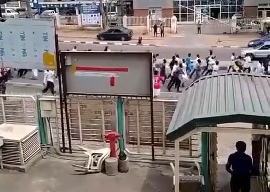 Heavy gunfire erupts as security officials clash with Shiites in Abuja (video)