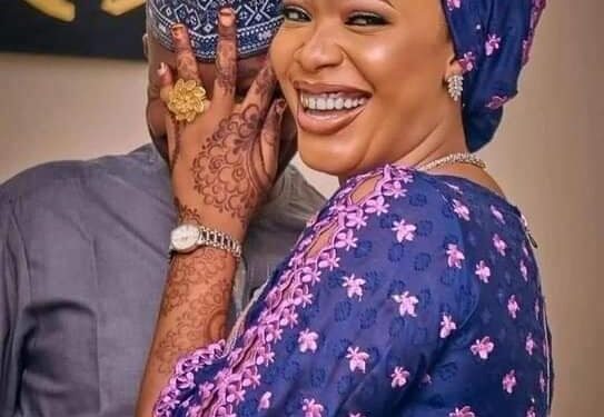 Lady Hides Her Fiancé’s Face In Pre-Wedding Photos That Got People Talking