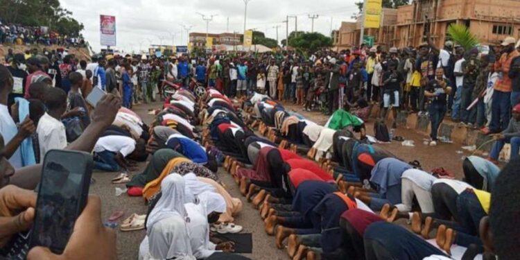 Christians Guard Muslims As They Pray During Hunger Protest (Photo)
