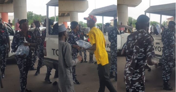 Police Officers Spotted Sharing Pure Water To Protesters In Lagos (Video)