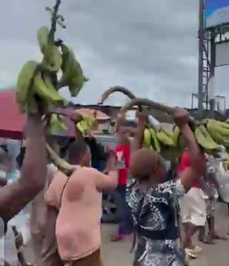 Benin Market Women Dance, Sing To Meet Peter Obi With Plantain (Photos)