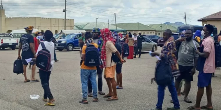 UAE Deports 400 Nigerians – 9jaflaver