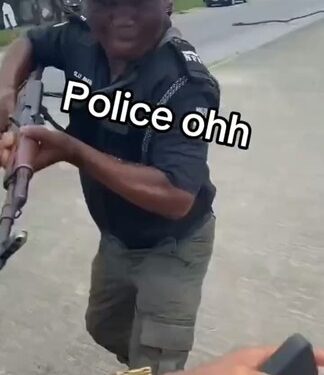 Viral Video Of A Policeman Threatening To Shoot A Young Man (Photos)
