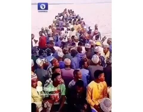 Video Of A Boat That Capsized In Niger State Due To Overloading