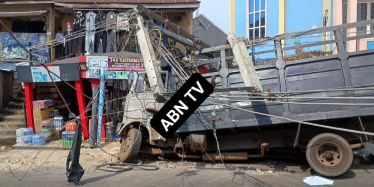 Truck Loses Control, Crashes Into High-Tension Poles, Shops In Umuahia (Video)