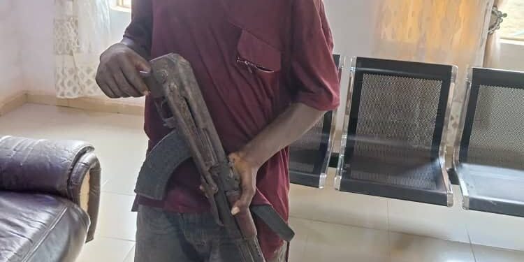 See 18-Year-Old Suspected Cultist Caught By Anambra Police & Arms Recovered (Photo)