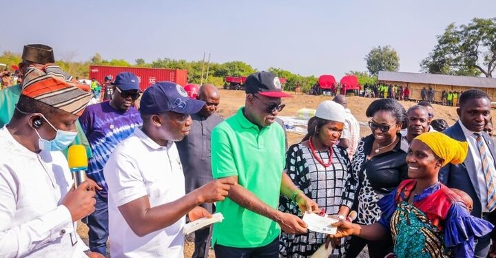 Agriculture: Oyebanji Presents ₦146 Million Compensation To 46 Landowners