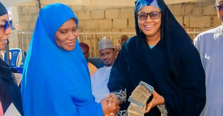 Woman Receives ₦‎500,000 Reward For Returning Cash For School Feeding Programme