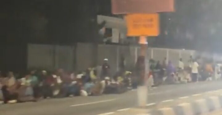 Many Lagosians Spotted In Front Of Tinubu’s Ikoyi House On Xmas Eve (Video)