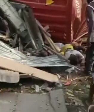 Many Feared Dead As Truck Crashes Into Vehicles In Anambra (Photos)