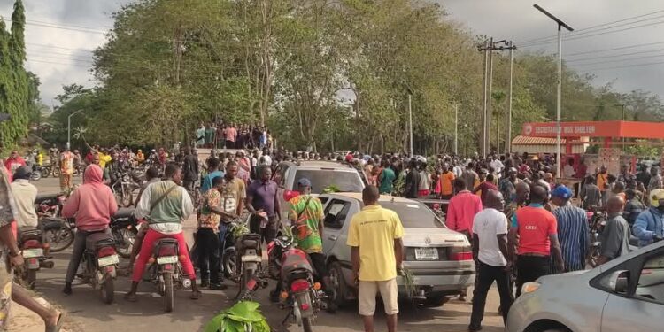 Protesters Shut Ondo Governor’s Office Over Killing Of Another 5 Farmers By Herdsmen