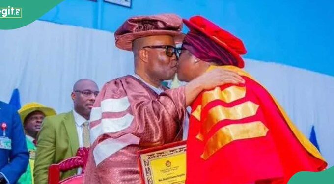 Godswill Akpabio Kisses Wife At UNICAL Convocation (Photo)
