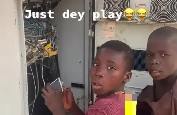 Little Boys Are Spotted Charging Phone With Transformer (Video)