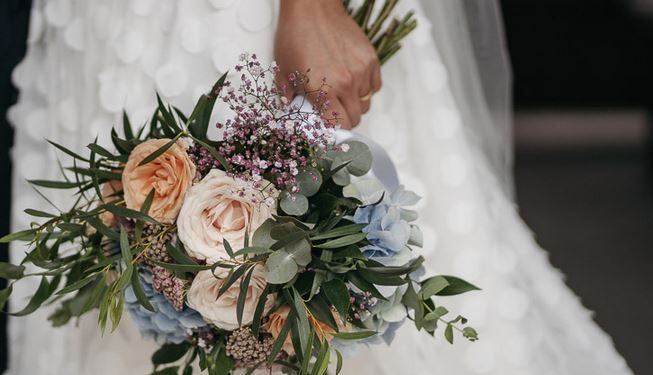 Nigerian Lady Reveals What Her Father Did After She Caught The Bouquet At Her Brother’s Wedding