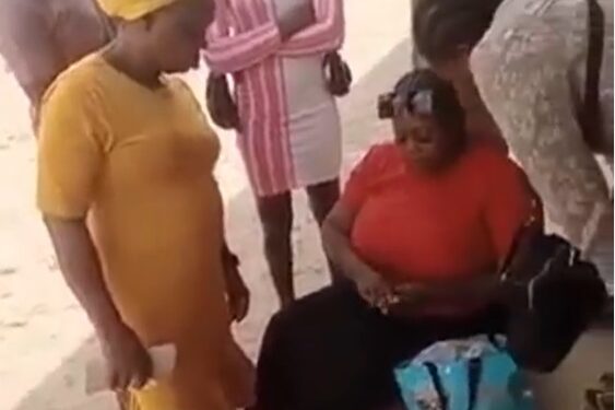 INEC Staff Seen Collecting N1000 Before Giving Out PVCs at Emene Primary School in Enugu (Video)