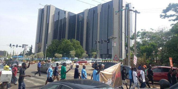 BREAKING Naira Redesign: Fresh Protests At CBN As Nigerians Demand Governor Emefiele’s Arrest, Removal