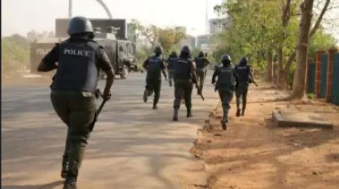 Drama As Police Raid Internet Fraudsters’ Hideout, Arrest Eight In Rivers