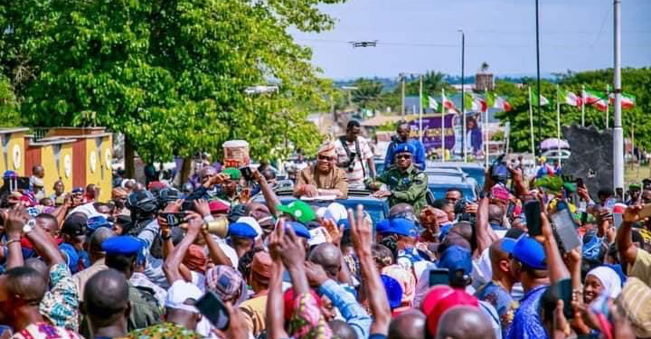 Market Women, State Workers Welcoming Governor Adeleke To Secretariat