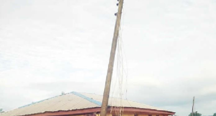 Panic As Man Gets Electrocuted While Carrying Out Repairs On Electric Pole In Edo