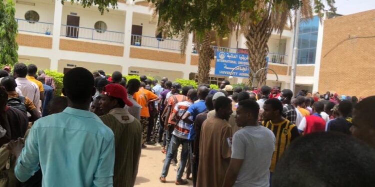 Nigerian Embassy Staff In Sudan Extorted $250 From Us For Evacuation – Students