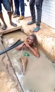 The Moment A Suspected Phone Thief Was Forced To Drink And Stay In Dirty Water (Video)