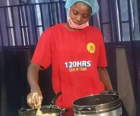 Enjoy Your 2 Mins Fame – Nigerians React As Chef Dammy Leaves Cooking to Greet Fans Outside