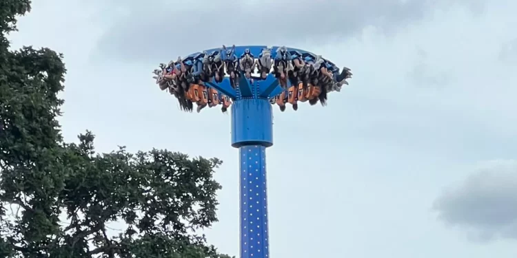 28 People stuck dangling upside down on Amusement Park Ride (Video)