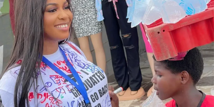 Nigerian lady gets signed by hawkers to celebrate graduation from Nekede Polytechnic