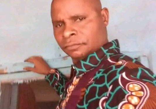 Abuja bank robbery: Angry residents burn robber’s corpse after policeman’s death (video)