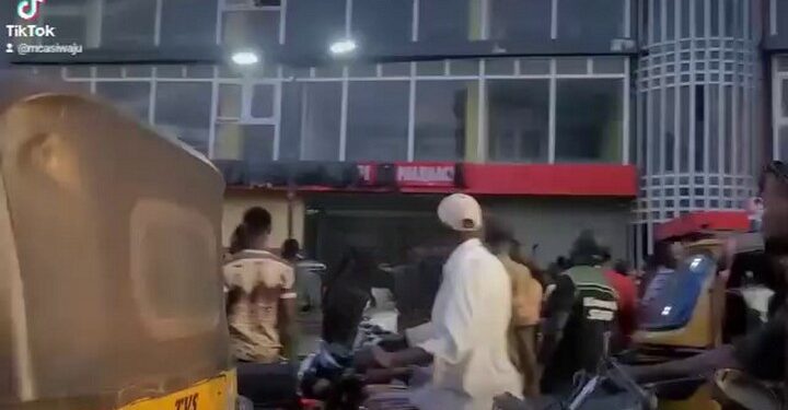 Nigerians Para: Angry Youths Loot CBEX Office In Ibadan (Video)