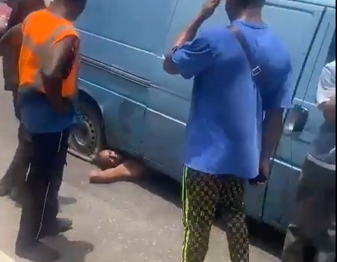 Motorist lies under car to resist arrest by VIO (video)