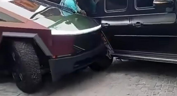 Gbese! Video of an accident between a Cybertruck and a G-Wagon