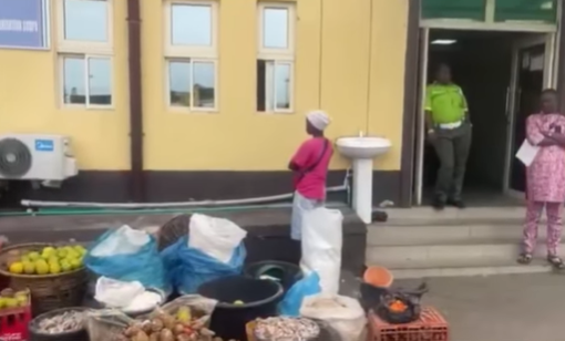 Lady arrested in Lagos for mixing spoiled yam flour with harmful colouring (video)