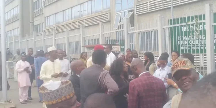 Retired Soldiers barricade and protest at Finance Ministry headquarters over unpaid benefits (photos)