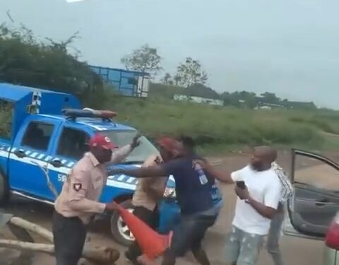 Driver filmed flogging FRSC officer during traffic stop (video)