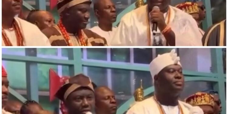 Moment Alaafin signaled his aide to wrap the microphone with a ‘handkerchief’ before using it, after Ooni of Ife passed the microphone to Alaafin of Oyo with his left hand