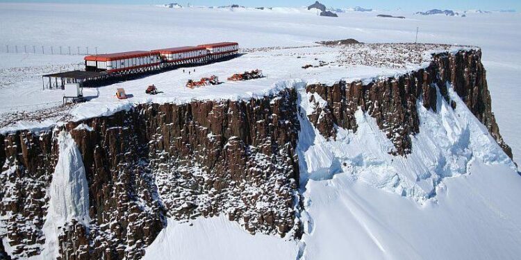 Scientists Trapped In Antarctica Cry For Help As Violence Breaks Out (Photos)
