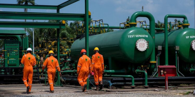 Refiners explain why Nigerians can’t get cheaper fuel despite crude price drop
