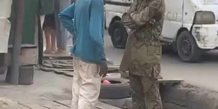 Two mentally challenged men spotted having a discussion in the middle of a street (video)