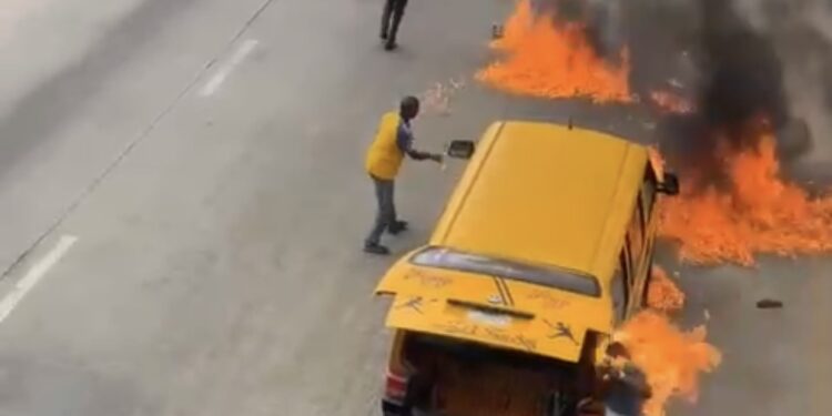 LASTMA official set on fire by commercial bus driver and assistant in Lagos (photos/video)
