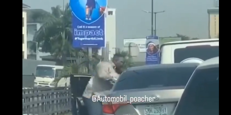 Man beats Toyota Corolla driver for bashing his G-Wagon in Lagos
