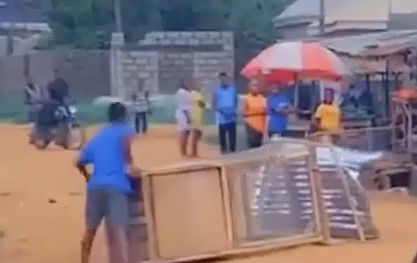 Man retrieves ‘kiosk’ from girlfriend after sour relationship