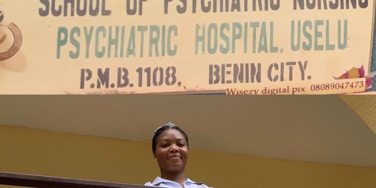 Nurse recreates photo her mother took 20 years earlier in the same spot at the same hospital