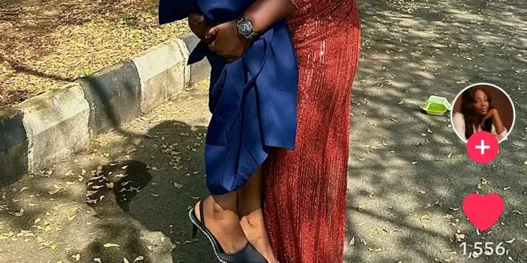Daughter goes viral after recreating graduation photo with mother 23 years later