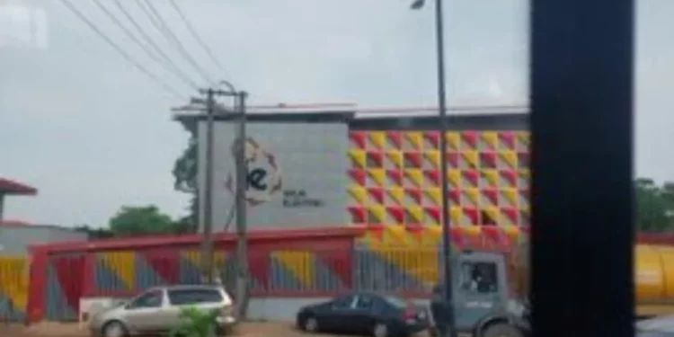 Military men seen assaulting Ikeja Electricity head office workers for disconnecting their power (video)