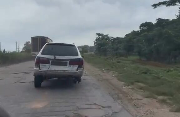 Road users shocked to find car with only three tyres plying the Sagamu road (video)