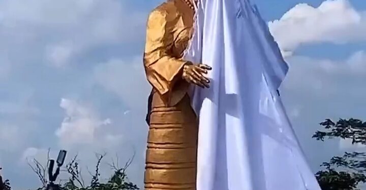 Ooni of Ife unveils golden statue of First Lady Oluremi Tinubu (video)