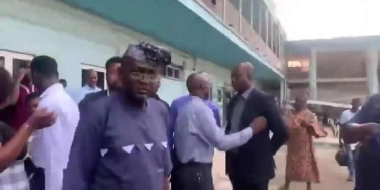 Patients and their families protest at UCH, Ibadan, after 17 days without electricity (video)