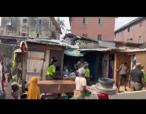 Lagos State Environmental Sanitation Corps begins demolishing shanties on the setback of drainage at Adeniyi Adele (video)