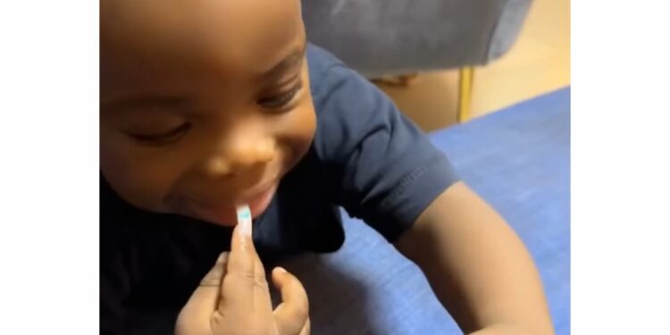 Mother shows how she handled her son who sucks his fingers (video)